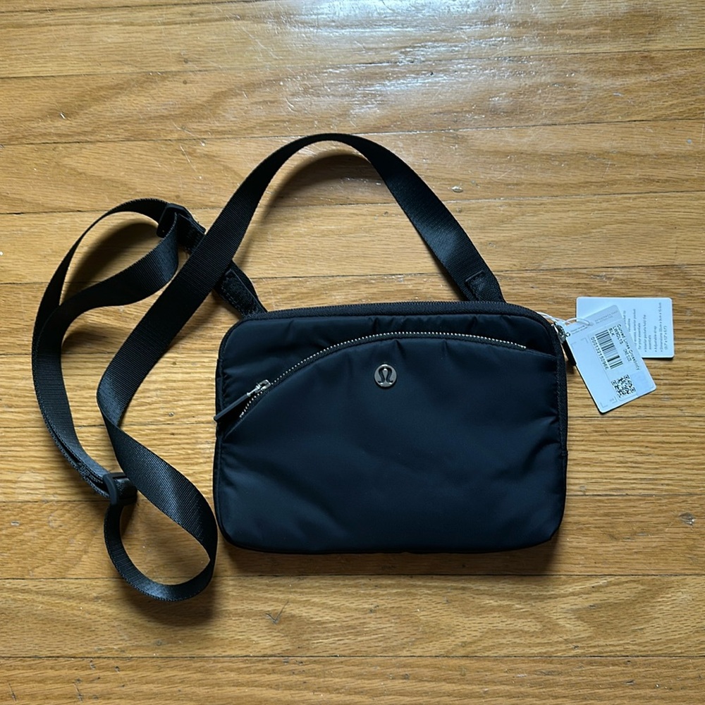 New NWT Lululemon Curved Lines Crossbody Bag Black